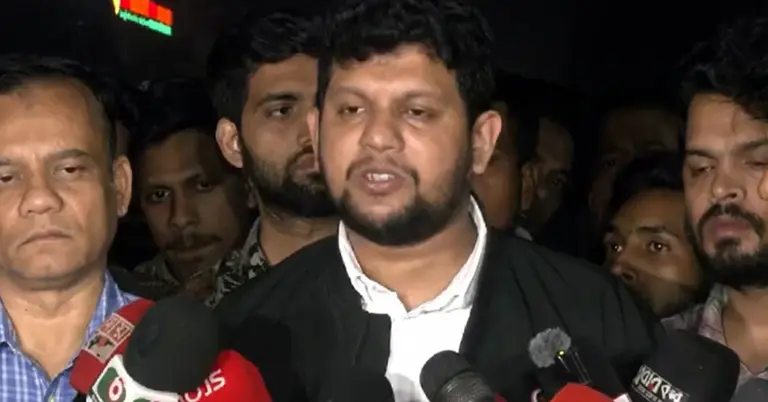 সাংবাদিকদের সঙ্গে কথা বলছেন উপদেষ্টা মাহফুজ আলম